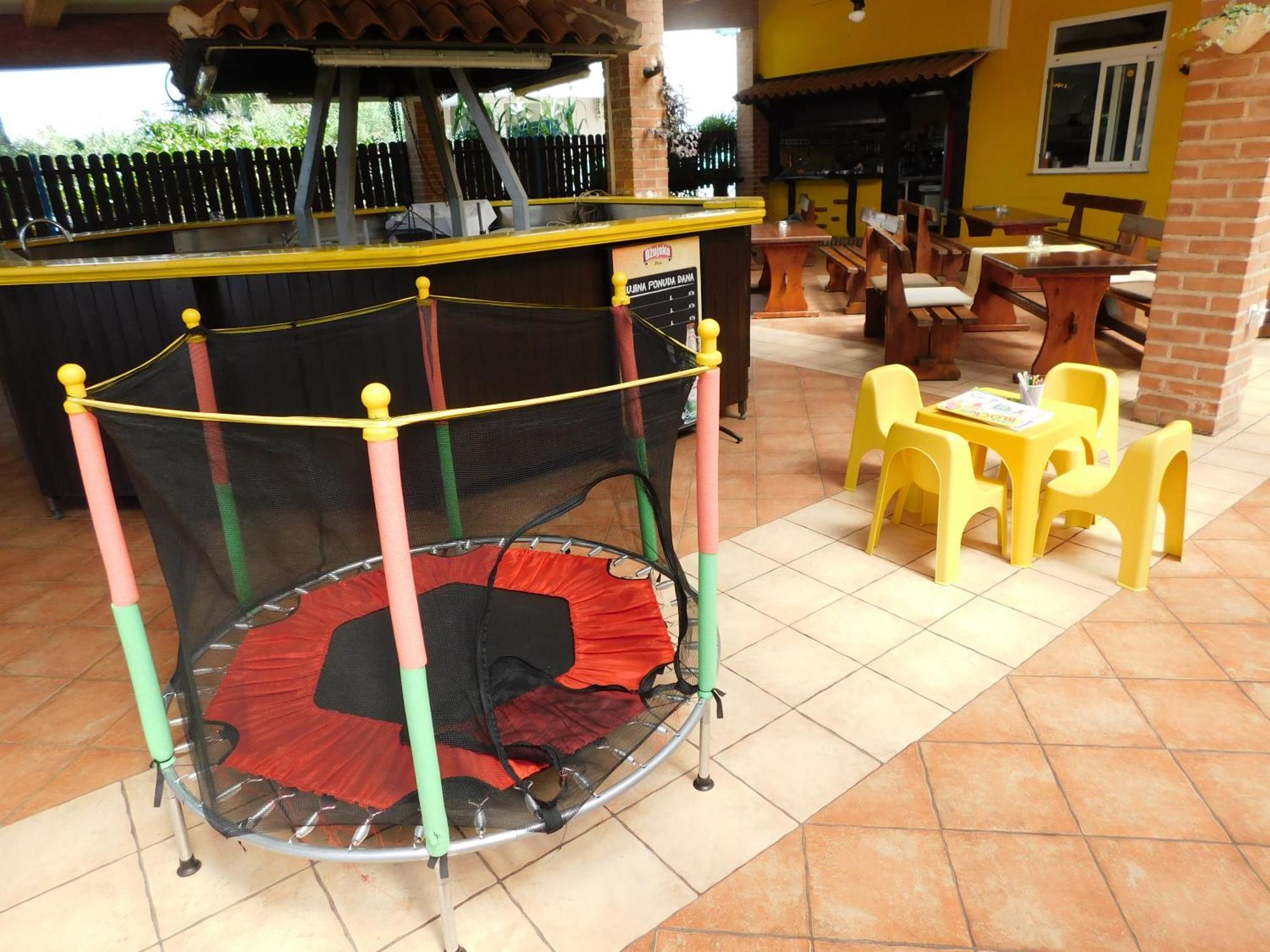 Biergarten Медулин Екстериор снимка