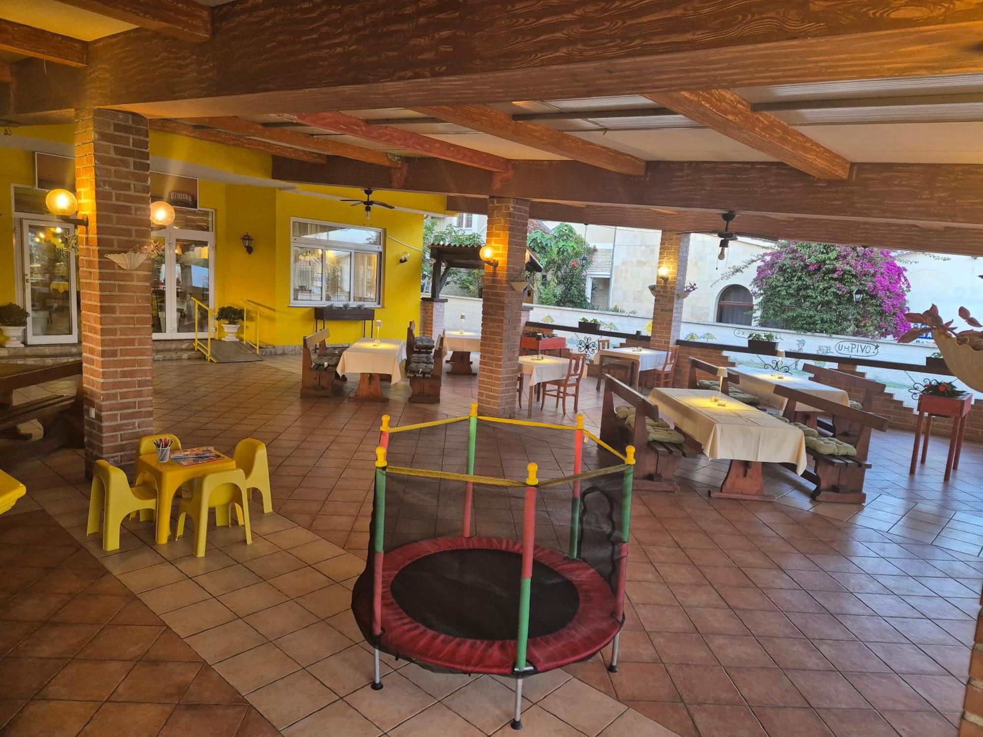 Biergarten Медулин Екстериор снимка