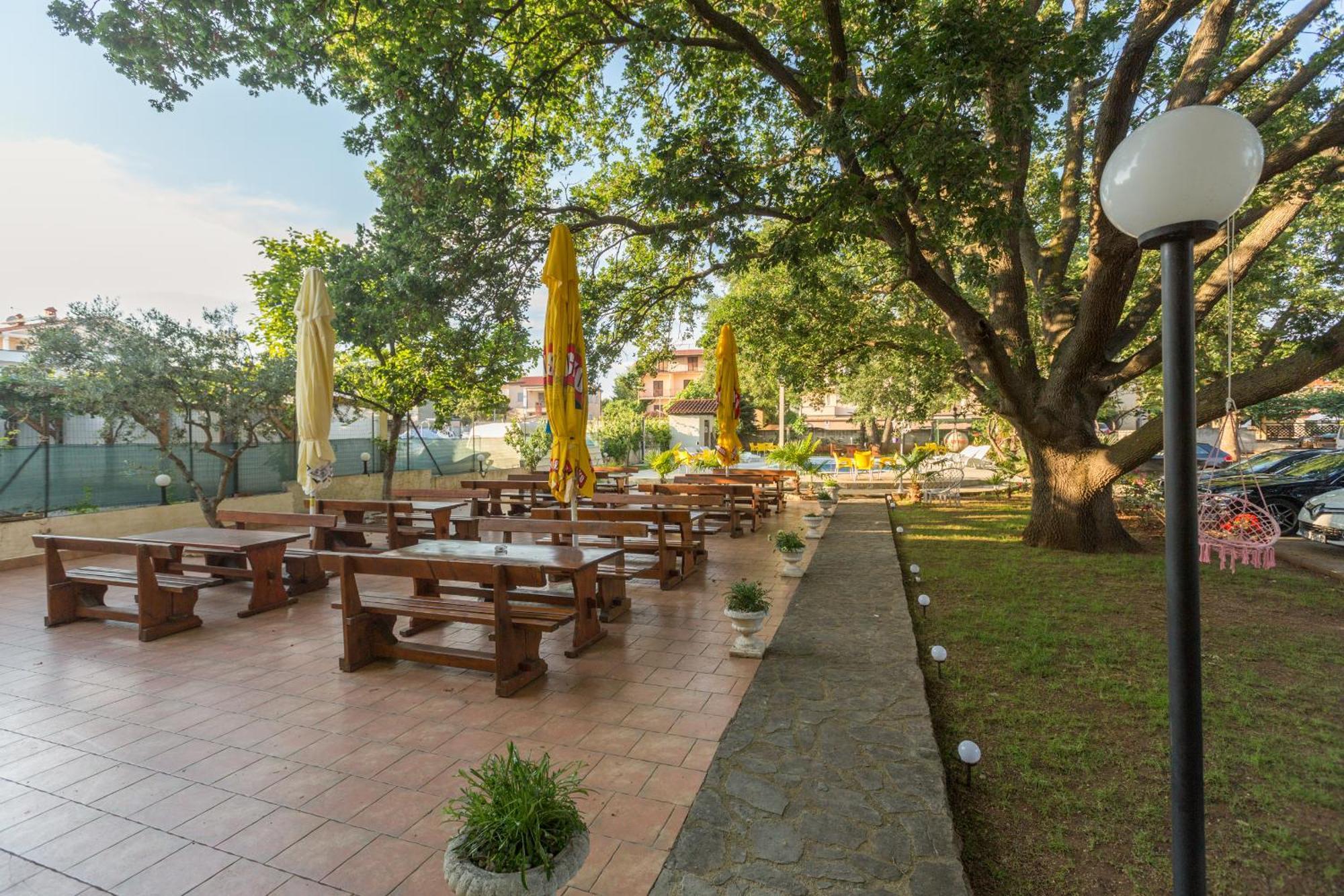 Biergarten Медулин Екстериор снимка
